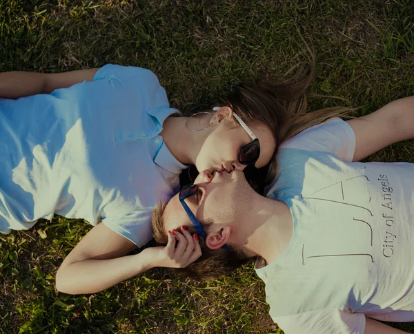 Engraçado casal nos óculos de sol ao ar livre — Fotografia de Stock