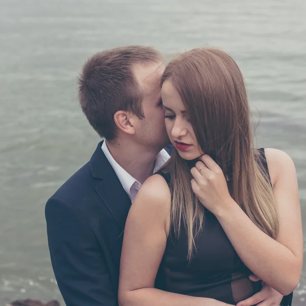 Amantes elegantes casal perto da água — Fotografia de Stock
