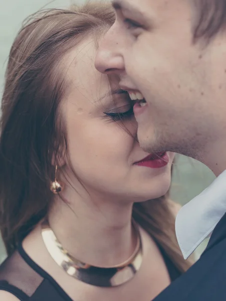 Amantes con estilo pareja cerca del agua —  Fotos de Stock