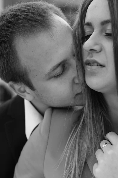 Amantes con estilo pareja cerca del agua — Foto de Stock