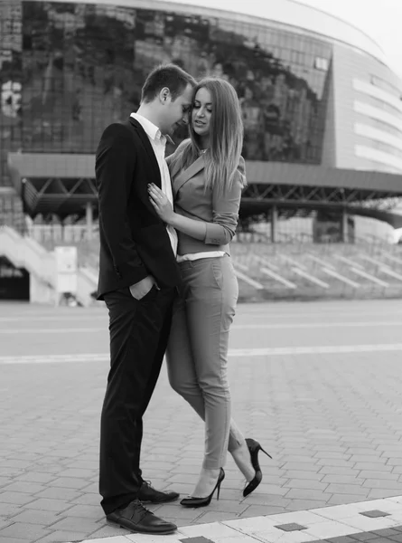 Elegante coppia di amanti vicino al centro business — Foto Stock