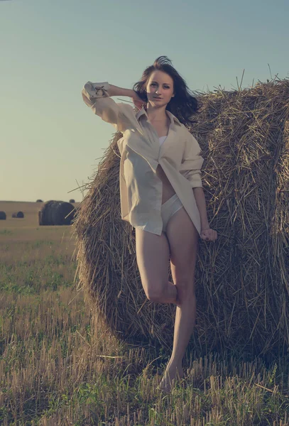 感性的女孩，在一堆干草附近 — 图库照片