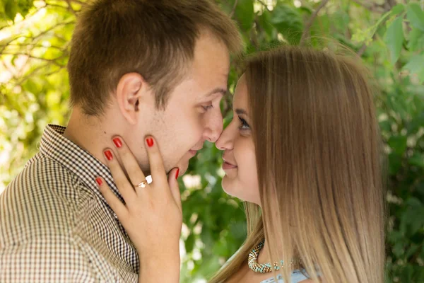 Casal romântico beijo ao ar livre — Fotografia de Stock