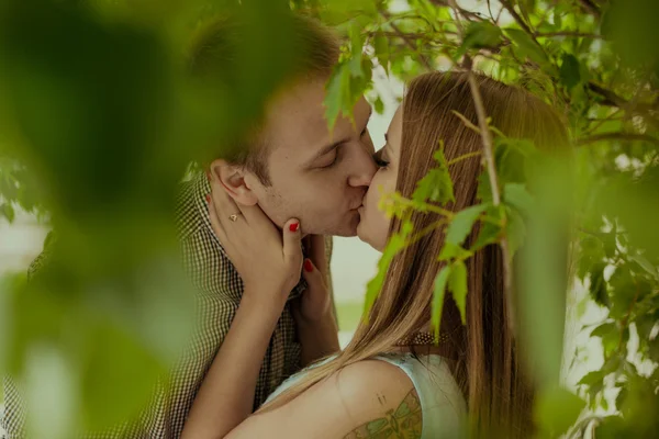 Casal romântico beijo ao ar livre — Fotografia de Stock