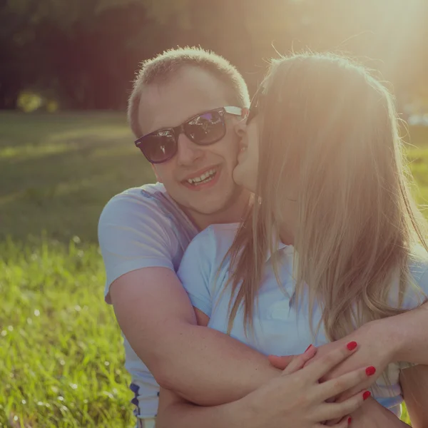 Engraçado casal nos óculos de sol ao ar livre Imagens De Bancos De Imagens
