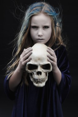 Küçük kız içinde kemik ile cadı halloween kılık