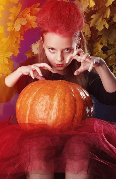 Маленькая девочка в Хэллоуинском костюме ведьмы с тыквой и фонариком заставляют заклинание колдовать — стоковое фото
