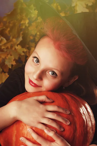 Bambina in costume di Halloween della strega con la zucca e la lanterna fanno incantesimo evocare — Foto Stock