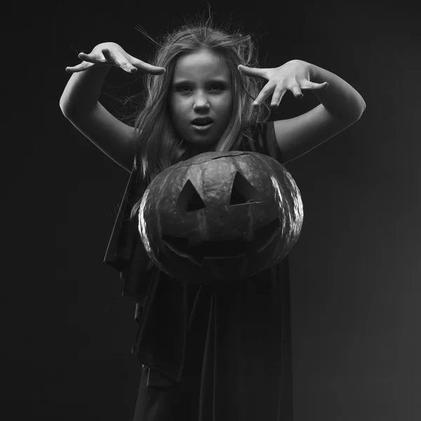 Niña en traje de halloween de la bruja con la calabaza hacer conjurar hechizo —  Fotos de Stock