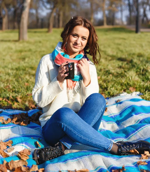 Стильный хипстер улыбается девушка студентка с чашкой чая или кофе в парке на открытом воздухе — стоковое фото
