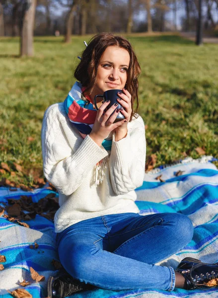 Estudante elegante hipster sorrindo menina com xícara de chá ou café no parque ao ar livre — Fotografia de Stock