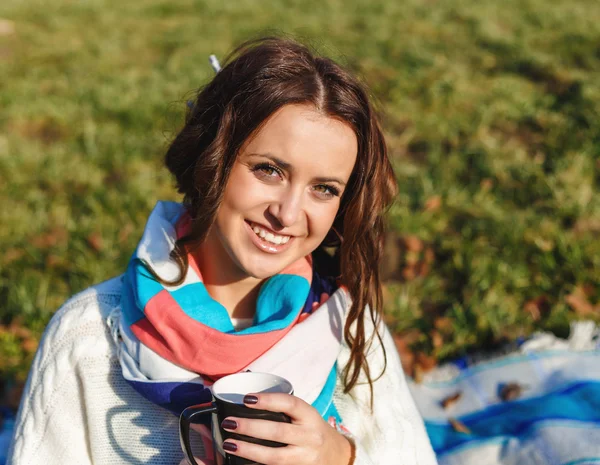 Stijlvolle hipster lachende meisje student met kopje koffie of thee in het park buiten — Stockfoto