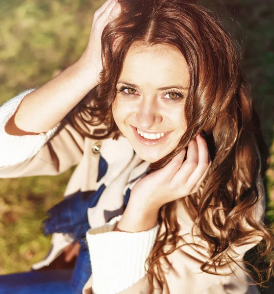 Elegante chica hipster sonriente en el parque al aire libre —  Fotos de Stock