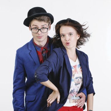 Mutlu gülümseyen hipster öğrenciler stüdyo