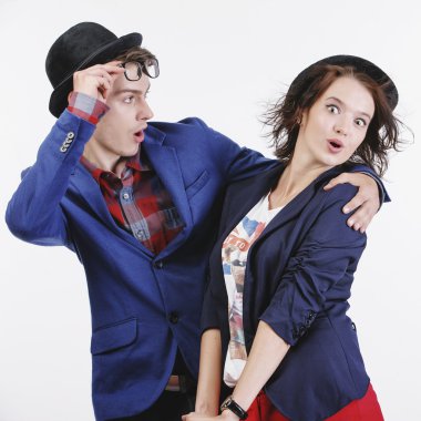 Mutlu gülümseyen hipster öğrenciler stüdyo