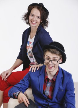 Mutlu gülümseyen hipster öğrenciler stüdyo