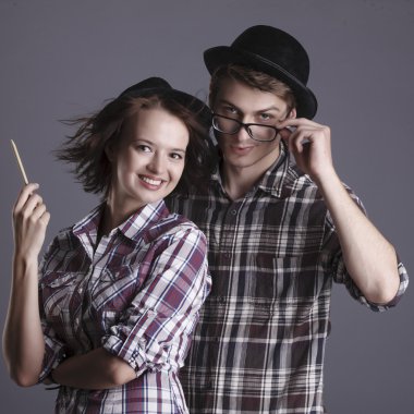 Mutlu gülümseyen hipster öğrenciler stüdyo