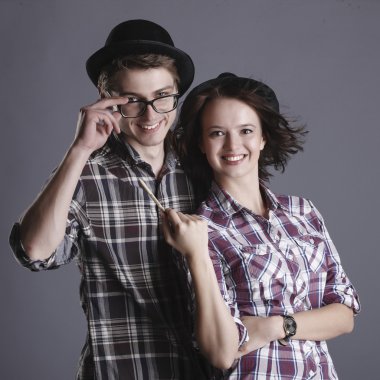 Mutlu gülümseyen hipster öğrenciler stüdyo