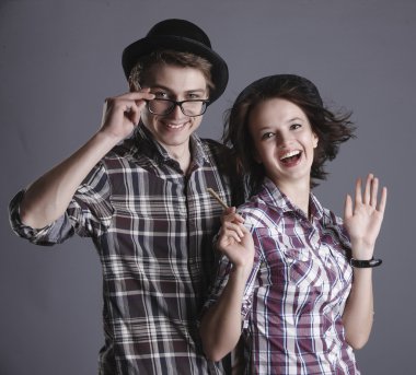 Mutlu gülümseyen hipster öğrenciler stüdyo