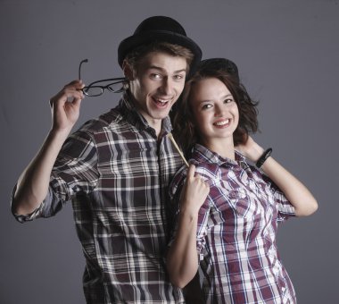 Mutlu gülümseyen hipster öğrenciler stüdyo