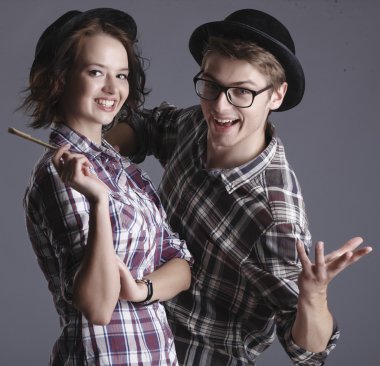 Mutlu gülümseyen hipster öğrenciler stüdyo