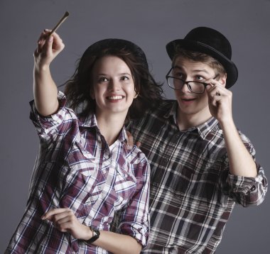 Mutlu gülümseyen hipster öğrenciler stüdyo