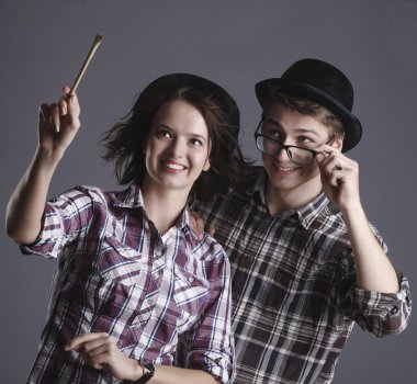 Mutlu gülümseyen hipster öğrenciler stüdyo