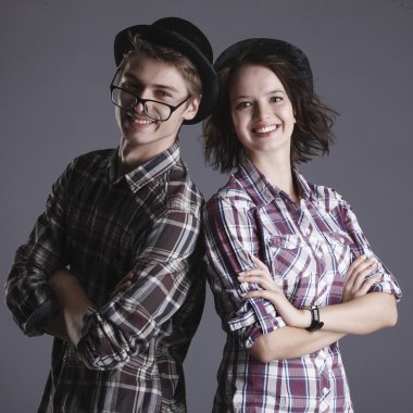 Mutlu gülümseyen hipster öğrenciler stüdyo