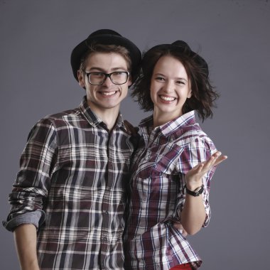 Mutlu gülümseyen hipster öğrenciler stüdyo