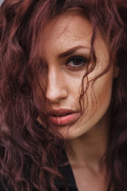 Şık hipster kıvırcık zencefil kız çit açık yakın ceket