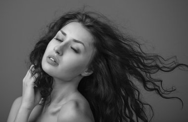 Kıvırcık saçlı ve akşam makyajlı güzel bir kadın. Güzellik. Moda sanatı fotoğraf