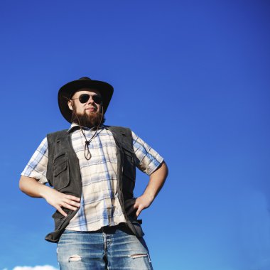 Şapka ve güneş gözlüğü açık bir çiftçi