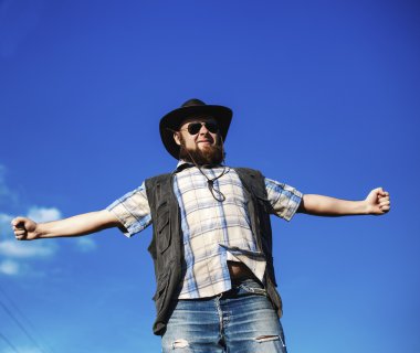 Şapka ve güneş gözlüğü açık bir çiftçi