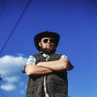 Şapka ve güneş gözlüğü açık bir çiftçi