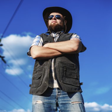 Şapka ve güneş gözlüğü açık bir çiftçi