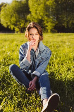 Şık kız kot açık portre