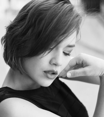 Vogue modeli siyah elbise açık portre