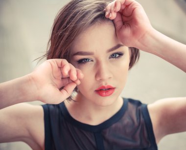 Vogue modeli siyah elbise açık portre