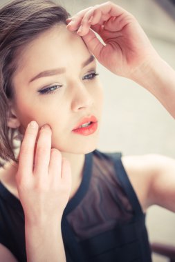 Vogue modeli siyah elbise açık portre