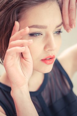 Vogue modeli siyah elbise açık portre