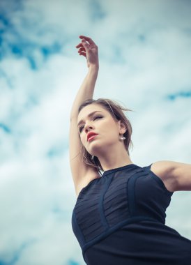 Vogue modeli siyah elbise açık portre