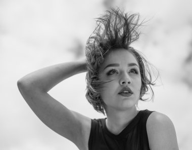 Vogue modeli siyah elbise açık portre