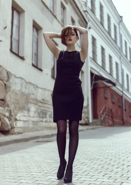 Vogue modeli Binası yakınındaki açık siyah elbiseli