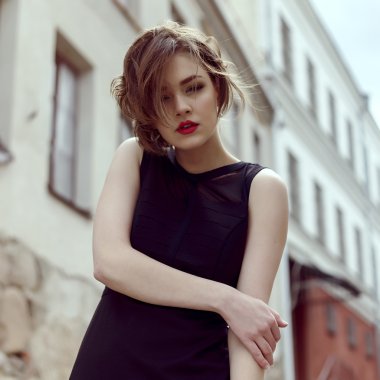 Vogue modeli siyah elbise açık portre