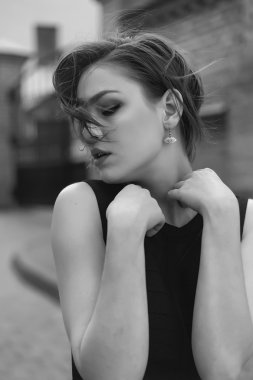 Vogue modeli siyah elbise açık portre