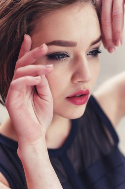 Vogue modeli siyah elbise açık portre