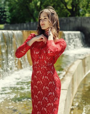 Vogue şelale yanında Kırmızı elbiseli güzel şehvetli kız