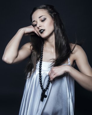 Genç çekici Rahibe siyah dudak ile