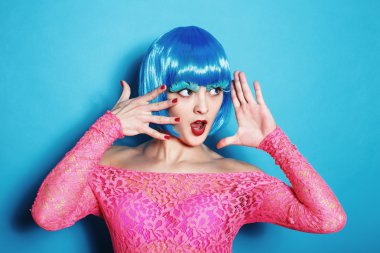 Seksi dansçı kız mavi peruk saç stüdyo portre