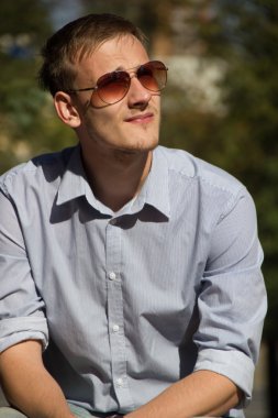 Şık hipster adam ekose ceket ve kot merdivenlerden açık oturma